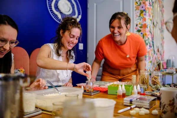 Créez votre bougie parfumée et décorée avec Alicia - Image n°4 - Wecandoo