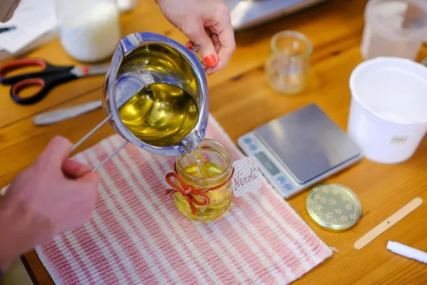 Créez votre bougie parfumée et décorée avec Alicia - Image n°2 - Wecandoo