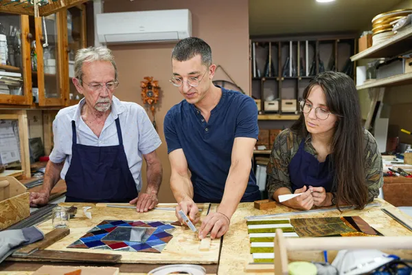 Créez votre miroir en vitrail sur une journée avec Benjamin - Image n°3 - Wecandoo