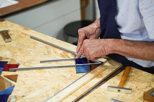 Créez votre miroir en vitrail sur une journée avec Benjamin - Image n°1 - Wecandoo