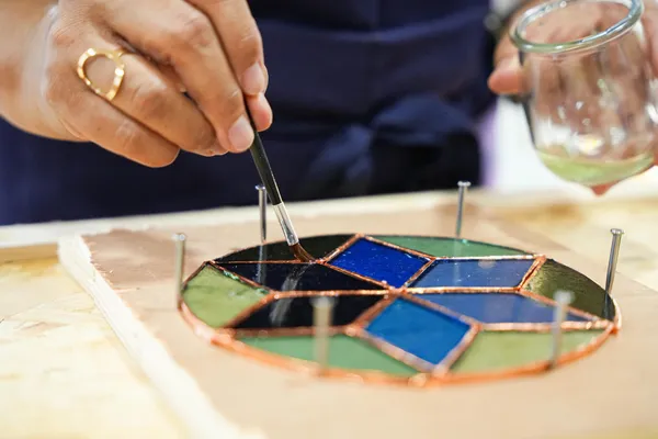 Réalisez votre grand vitrail sur deux jours avec Benjamin - Image n°4 - Wecandoo