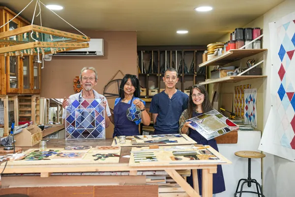 Créez votre miroir en vitrail sur une journée avec Benjamin - Image n°2 - Wecandoo