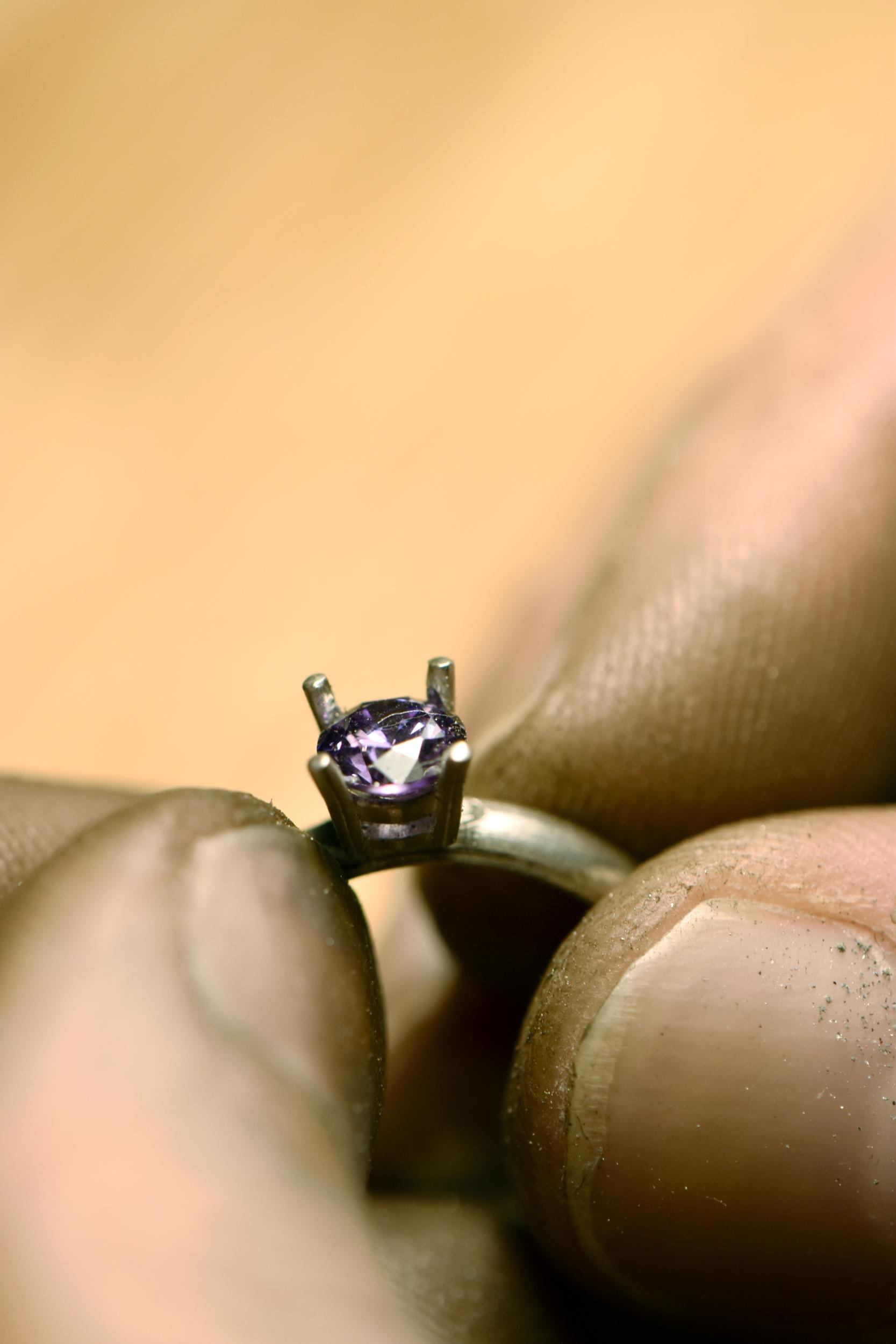 Fabriquez votre bague en argent sertie d'une pierre fine avec l'équipe d'Initium - Image n°7 - Wecandoo