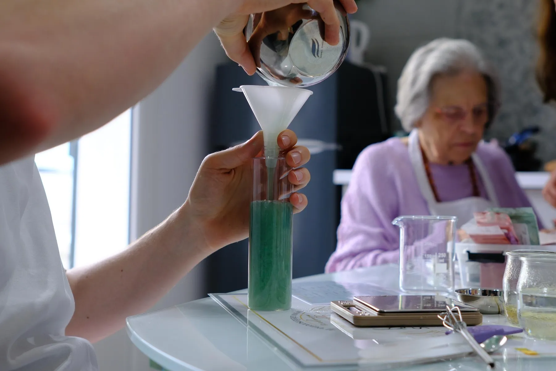 Fabriquez votre gel douche pailleté et votre gommage corps avec Oriane - Image n°2 - Wecandoo