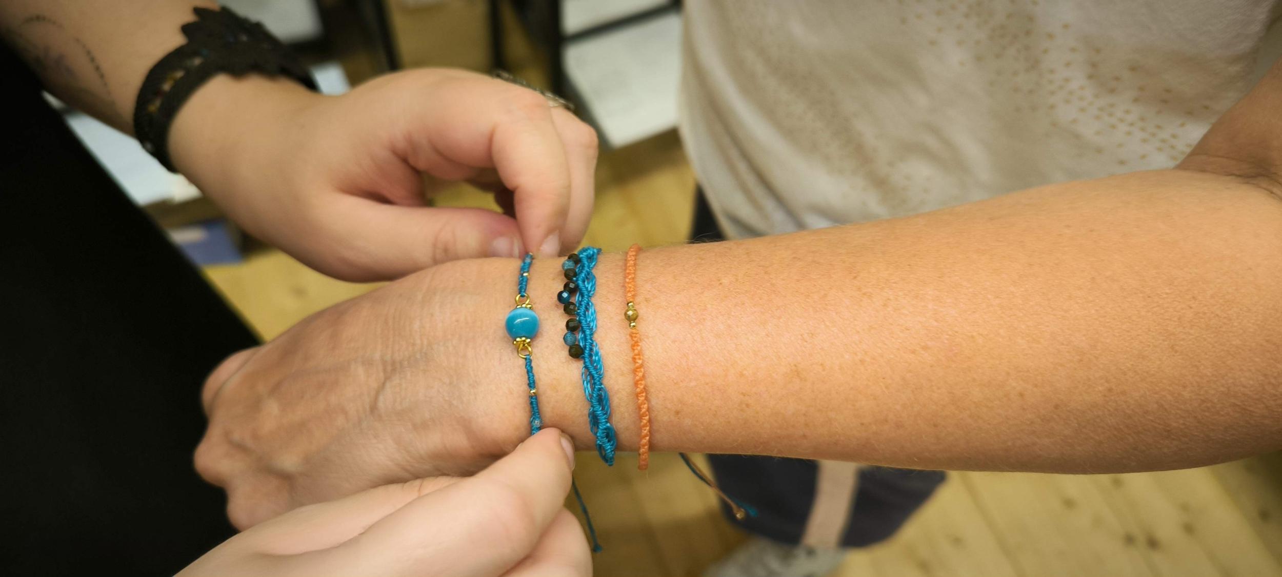 Tissez vos bracelets sertis de pierres semi-précieuses avec Caroline - Image n°1 - Wecandoo