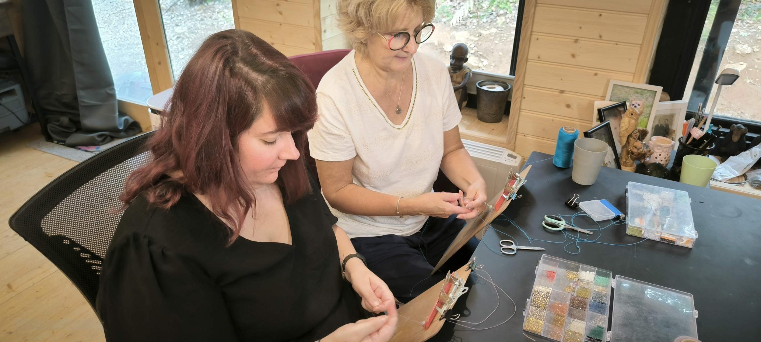 Tissez vos bracelets sertis de pierres semi-précieuses avec Caroline - Image n°3 - Wecandoo
