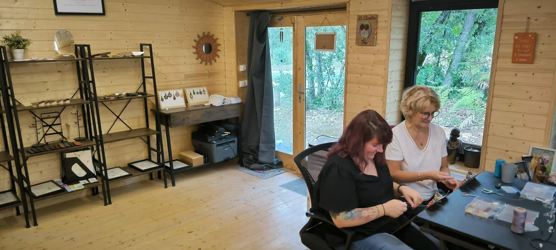 Tissez vos bracelets sertis de pierres semi-précieuses avec Caroline - Image n°4 - Wecandoo