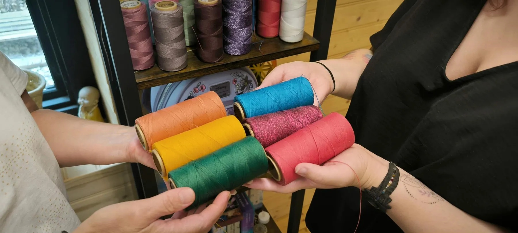 Tissez vos bracelets sertis de pierres semi-précieuses avec Caroline - Image n°2 - Wecandoo