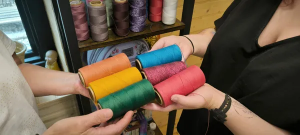 Tissez vos bracelets sertis de pierres semi-précieuses avec Caroline - Image n°2 - Wecandoo