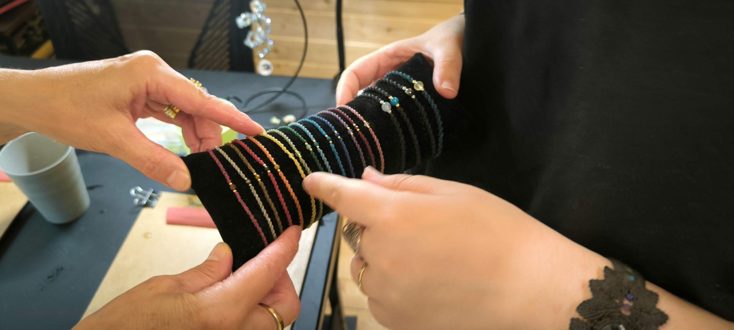 Tissez vos bracelets sertis de pierres semi-précieuses avec Caroline - Image n°6 - Wecandoo