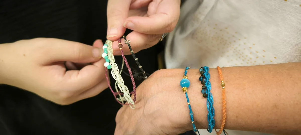 Tissez vos bracelets sertis de pierres