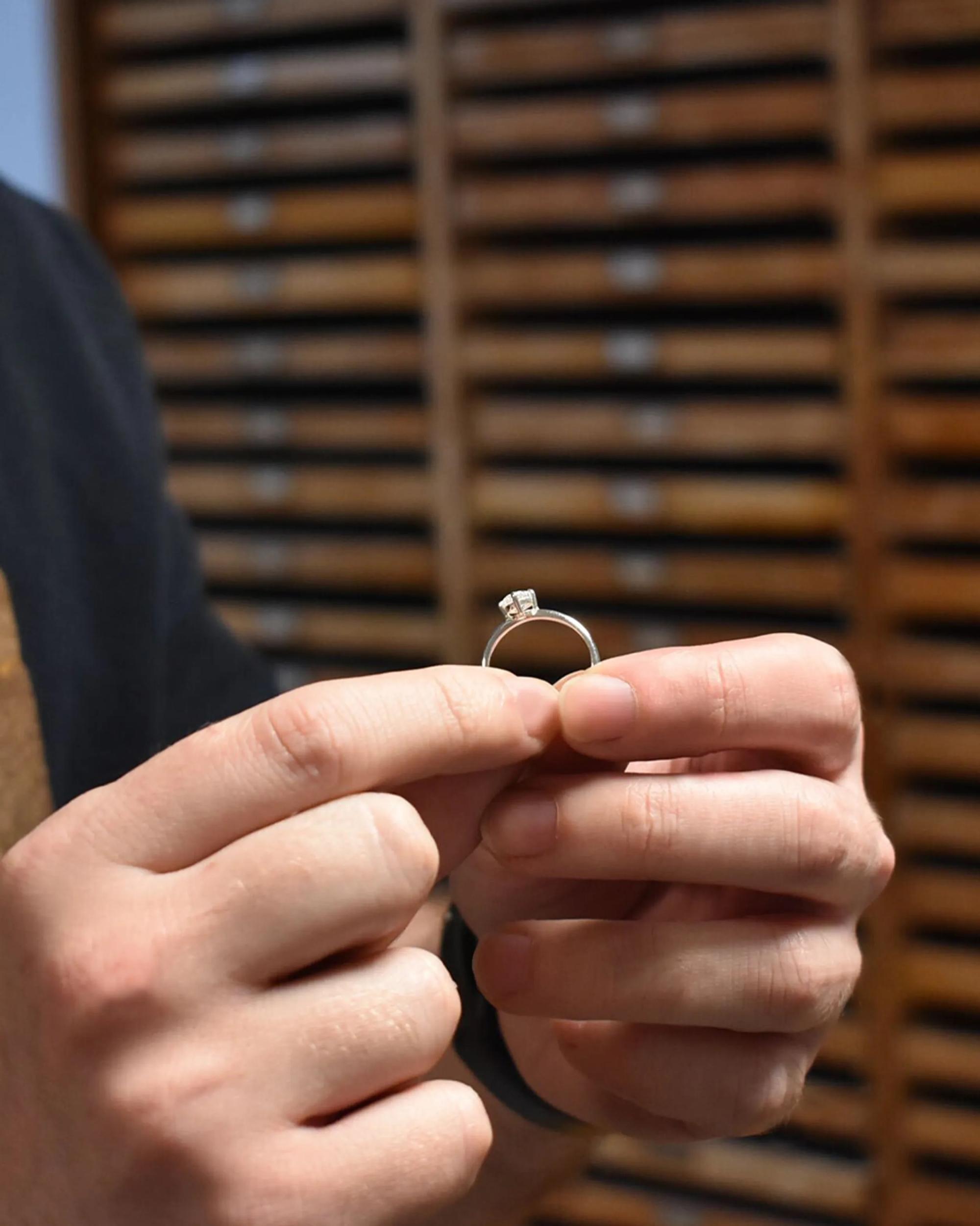 Créez votre bague en argent sertie