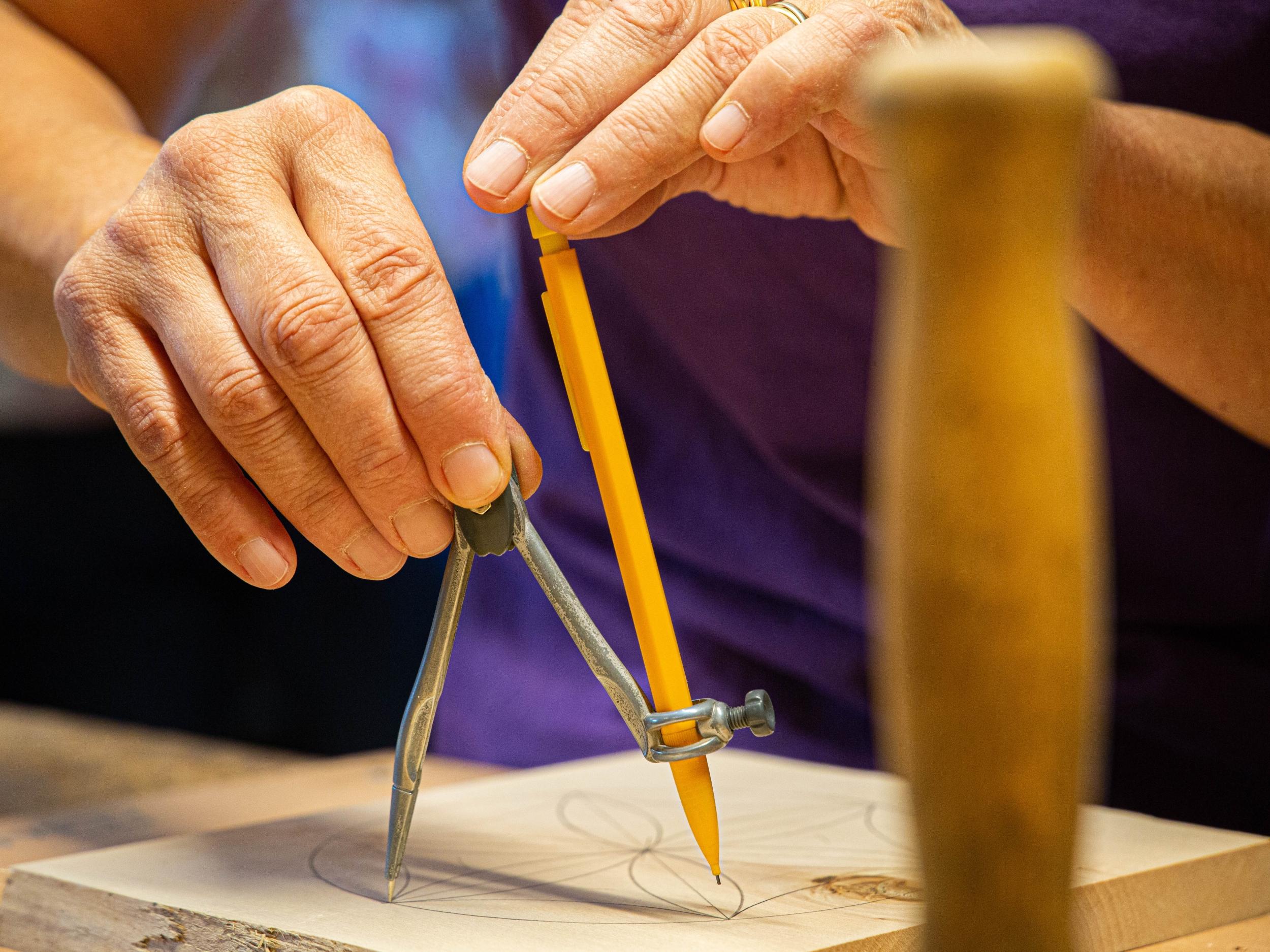 Sculptez votre rosace savoyarde en bois de tilleul avec Delphine - Image n°8 - Wecandoo