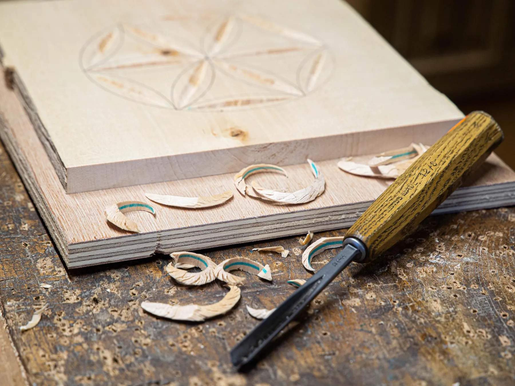 Sculptez votre rosace savoyarde en bois de tilleul avec Delphine - Image n°4 - Wecandoo