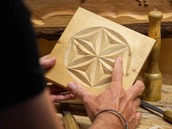 Sculptez votre rosace savoyarde en bois de tilleul avec Delphine - Afbeelding nr. 1 - Wecandoo