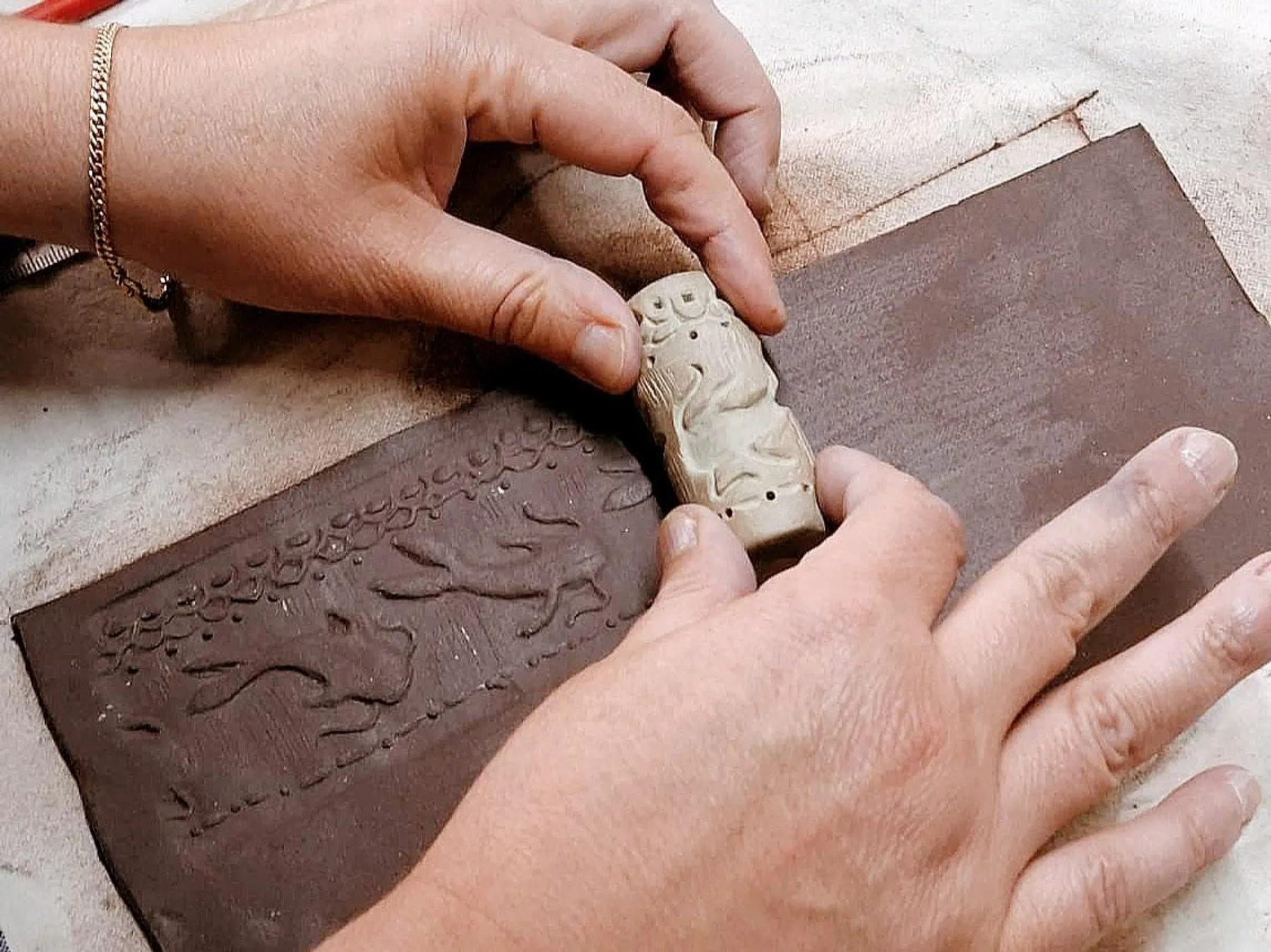 Participez à un atelier gravure - céramique avec Barim - Image n°1 - Wecandoo