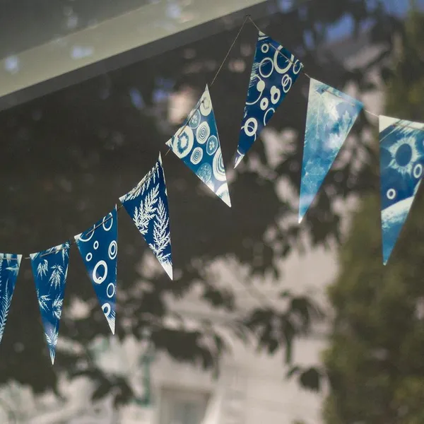 Consolidez votre équipe et créez une fresque ou guirlande de fanions en cyanotype avec Fanch - Image n°1 - Wecandoo