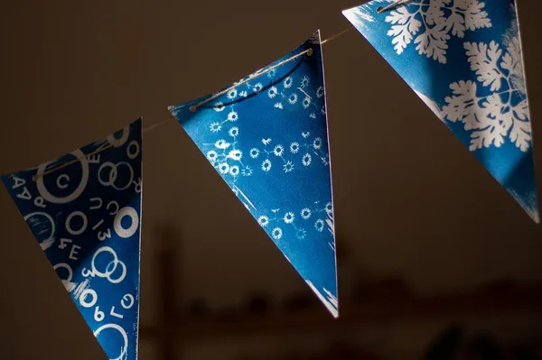 Consolidez votre équipe et créez une fresque ou guirlande de fanions en cyanotype avec Fanch - Image n°4 - Wecandoo