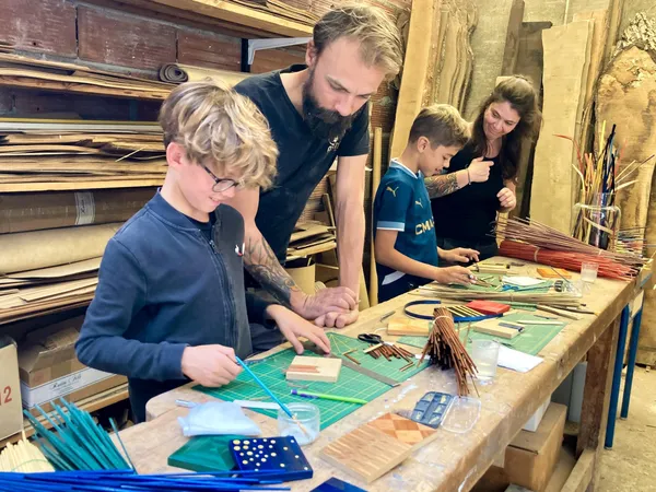 Découvrez la marqueterie de paille en duo avec votre enfant, accompagnés par Emmanuelle et Quentin - Image n°4 - Wecandoo