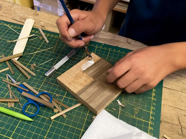 Découvrez la marqueterie de paille en duo avec votre enfant, accompagnés par Emmanuelle et Quentin - Image n°2 - Wecandoo