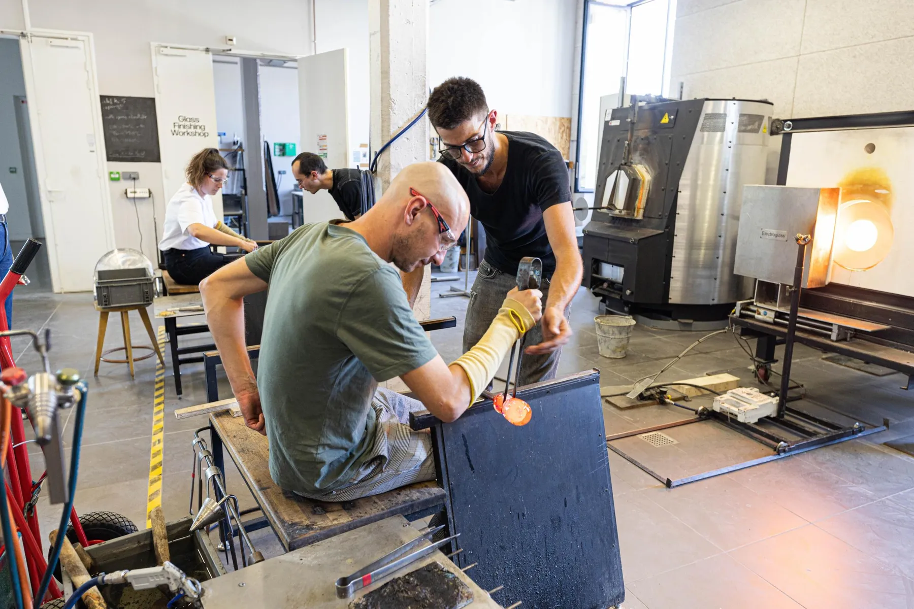 Initiez-vous au soufflage de verre avec Gaëtan ou Valentin - Image n°3 - Wecandoo