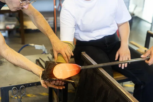 Passez une journée en immersion avec des souffleurs de verre, Gaëtan et Valentin - Afbeelding nr. 1 - Wecandoo
