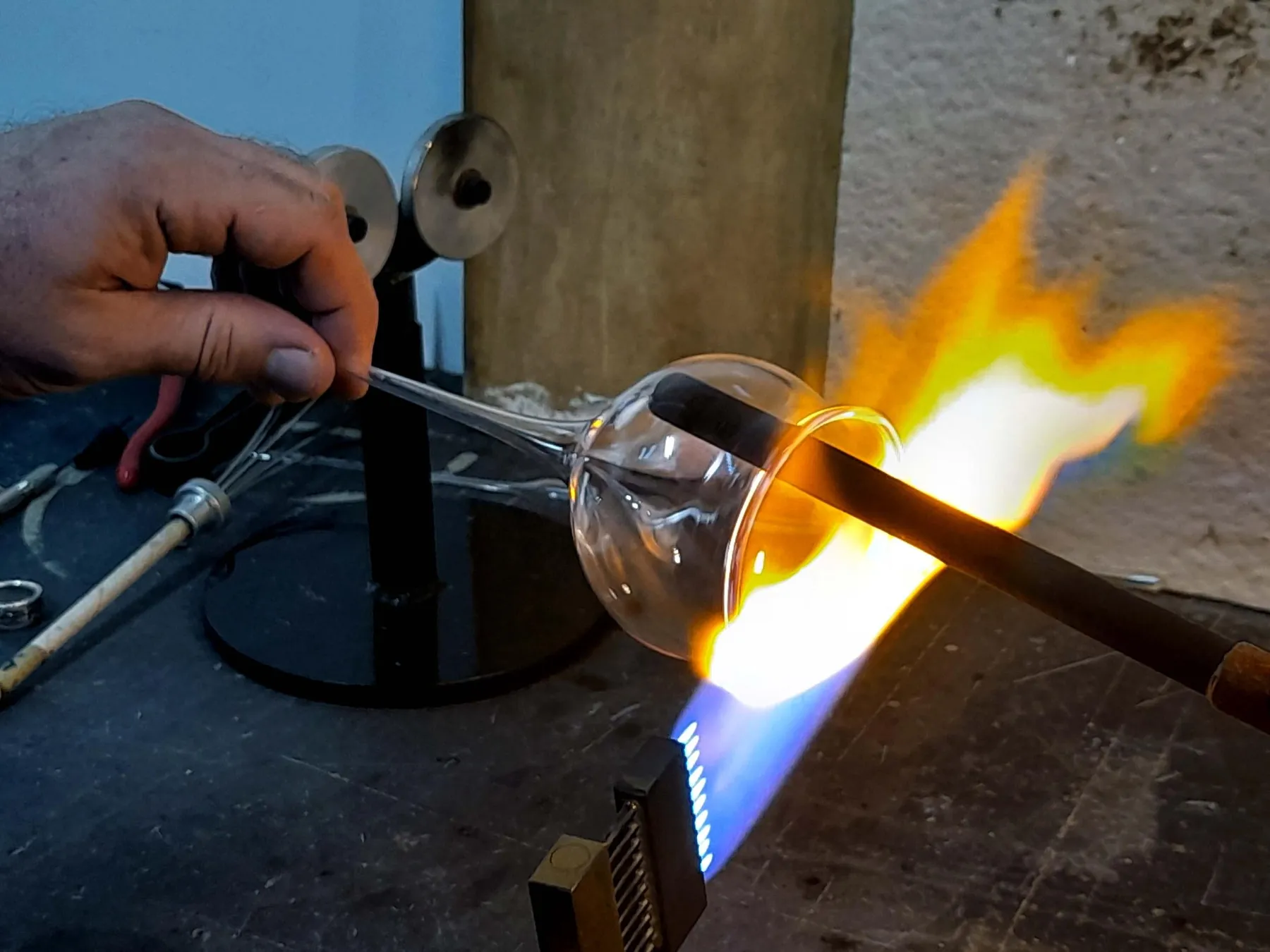 Soufflez votre verre à pied ou votre soliflore au chalumeau avec Pauline - Image n°1 - Wecandoo