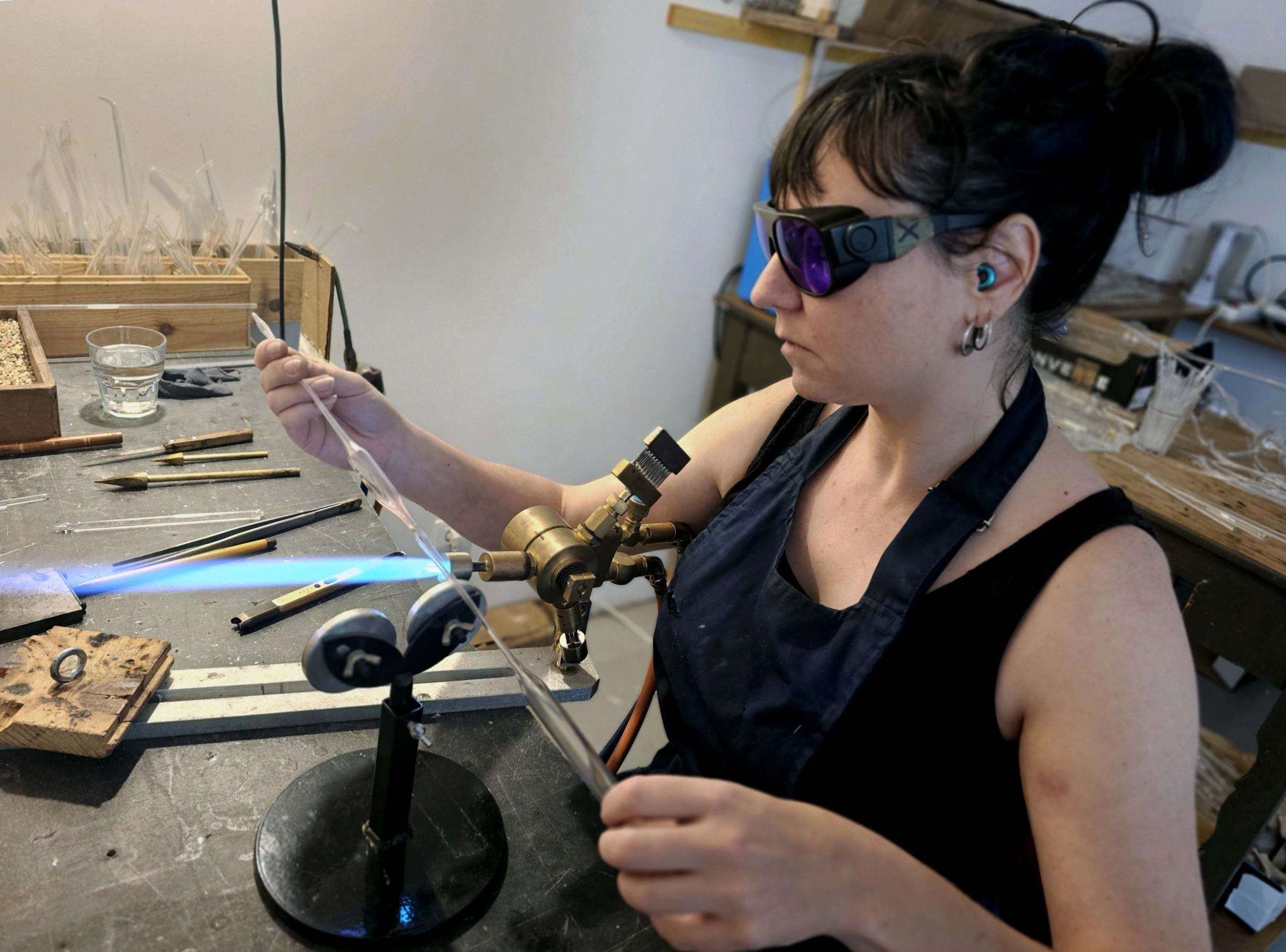 Soufflez votre gobelet en verre ou votre boule décorative au chalumeau avec Pauline - Image n°3 - Wecandoo