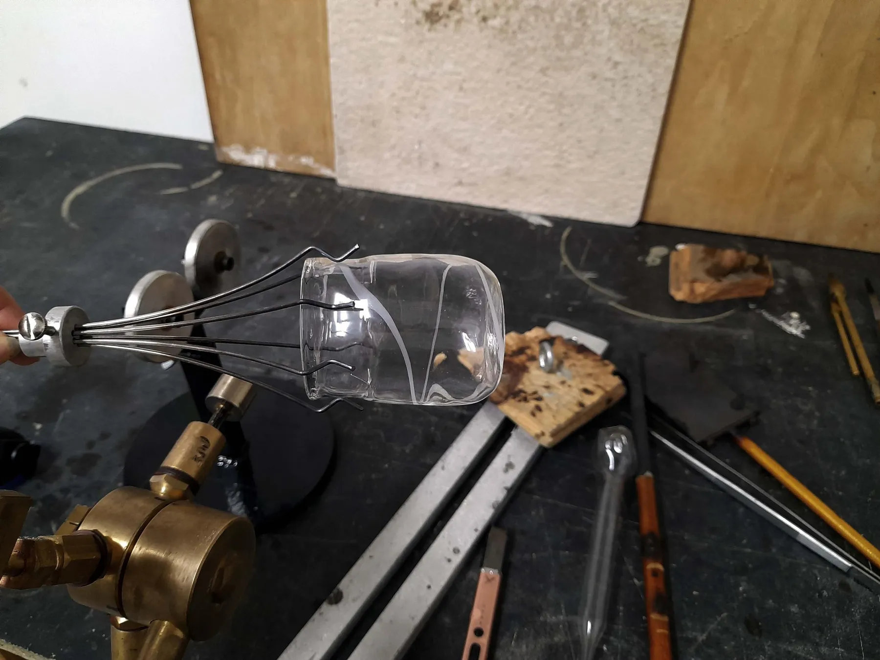 Soufflez votre gobelet en verre ou votre boule décorative au chalumeau avec Pauline - Image n°2 - Wecandoo