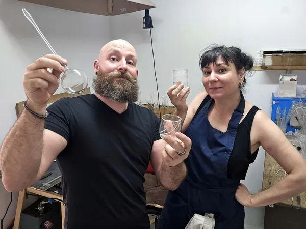 Soufflez votre gobelet en verre ou votre boule décorative au chalumeau avec Pauline - Image n°4 - Wecandoo