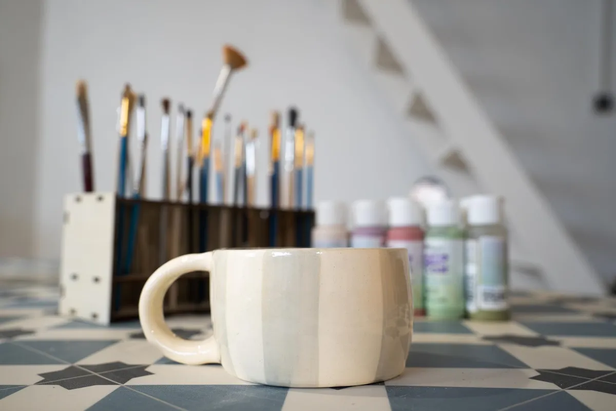 Décorez une pièce en céramique en groupe