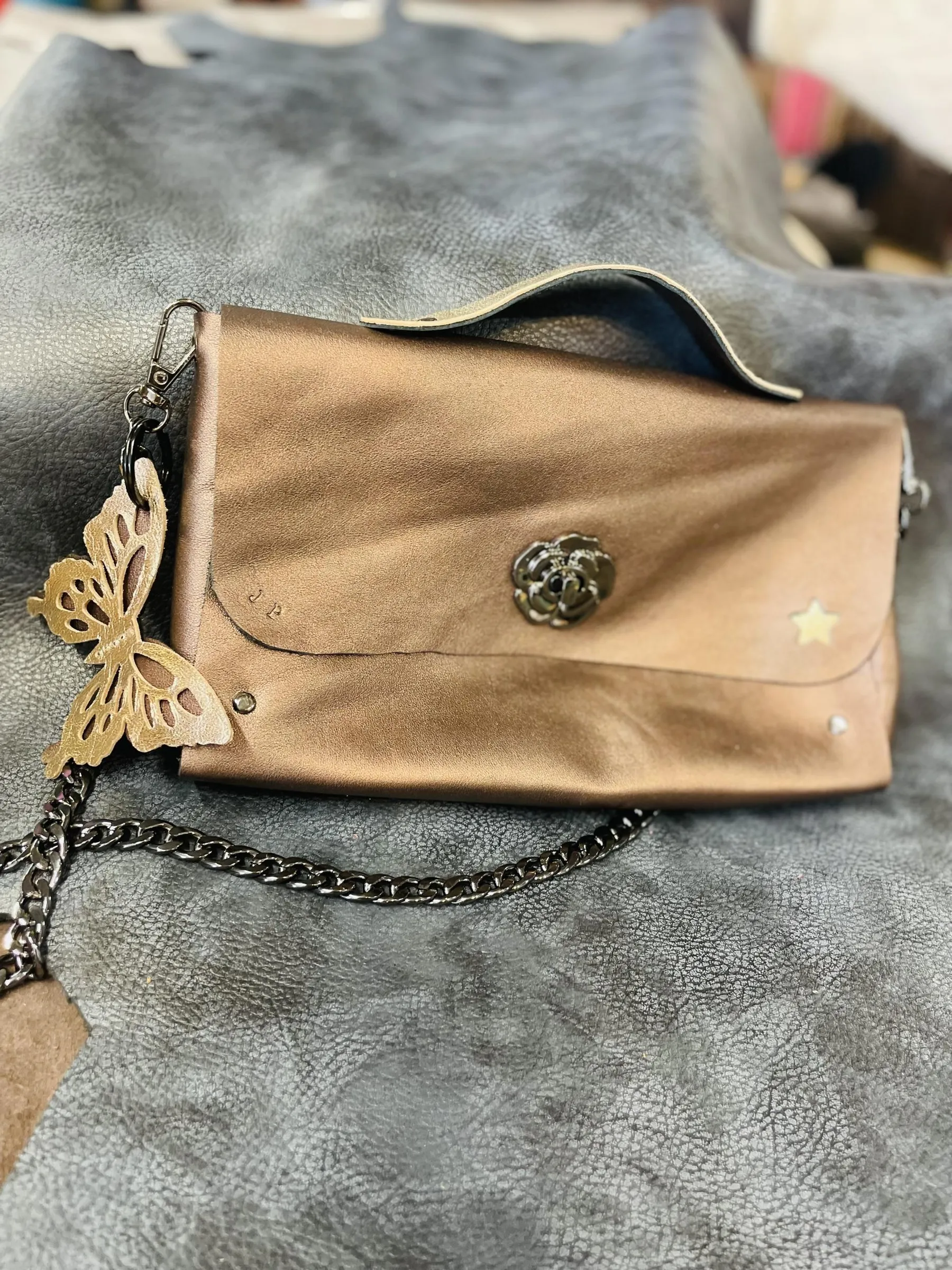 Fabriquez votre petit sac en cuir avec Géraldine - Afbeelding nr. 3 - Wecandoo