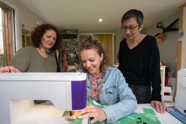 Réalisez vos foulards à pompon en famille accompagnés par Lucile - Image n°3 - Wecandoo