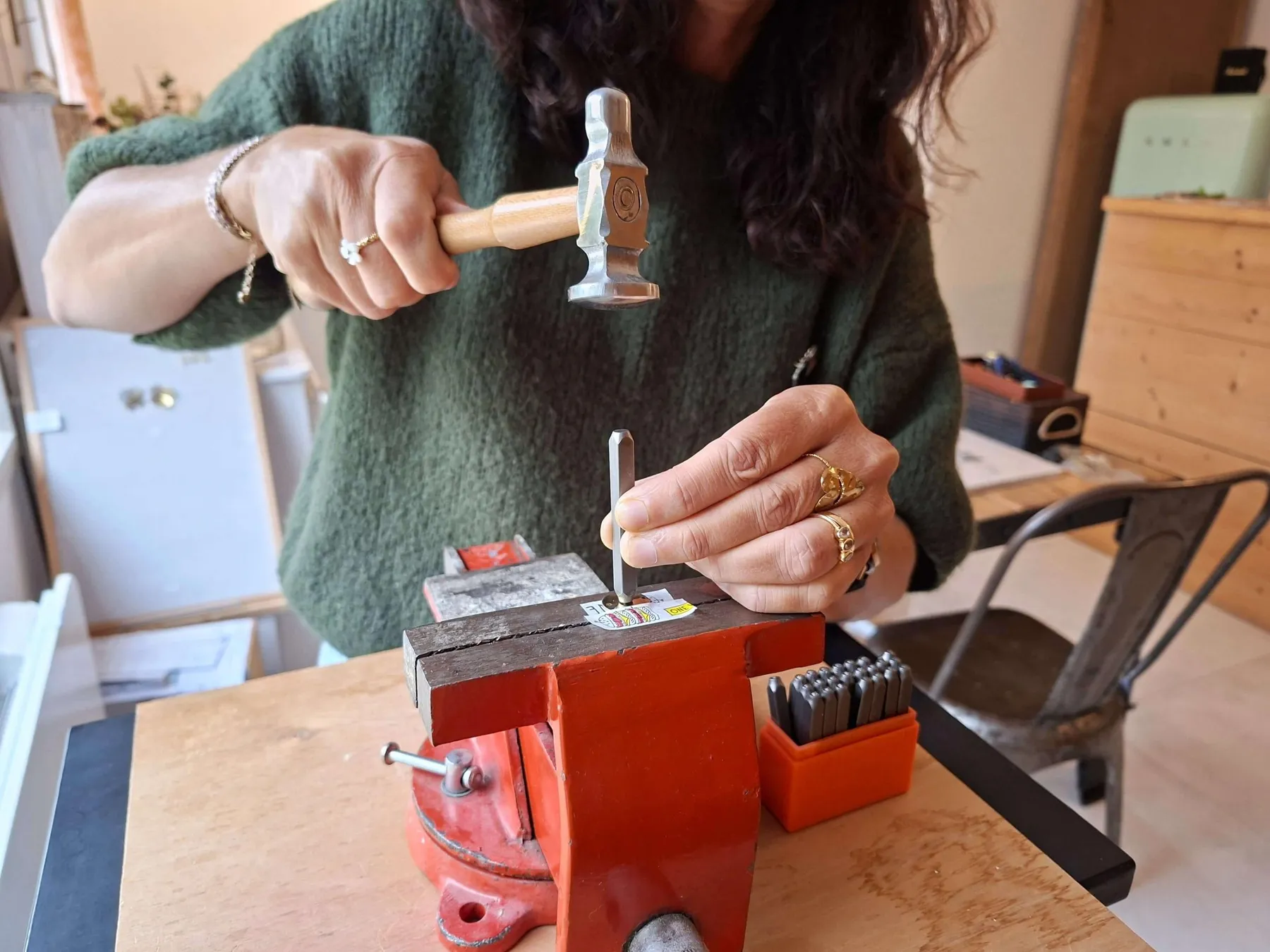 Réalisez votre bracelet personnalisé avec une médaille gravée avec Manon - Image n°3 - Wecandoo