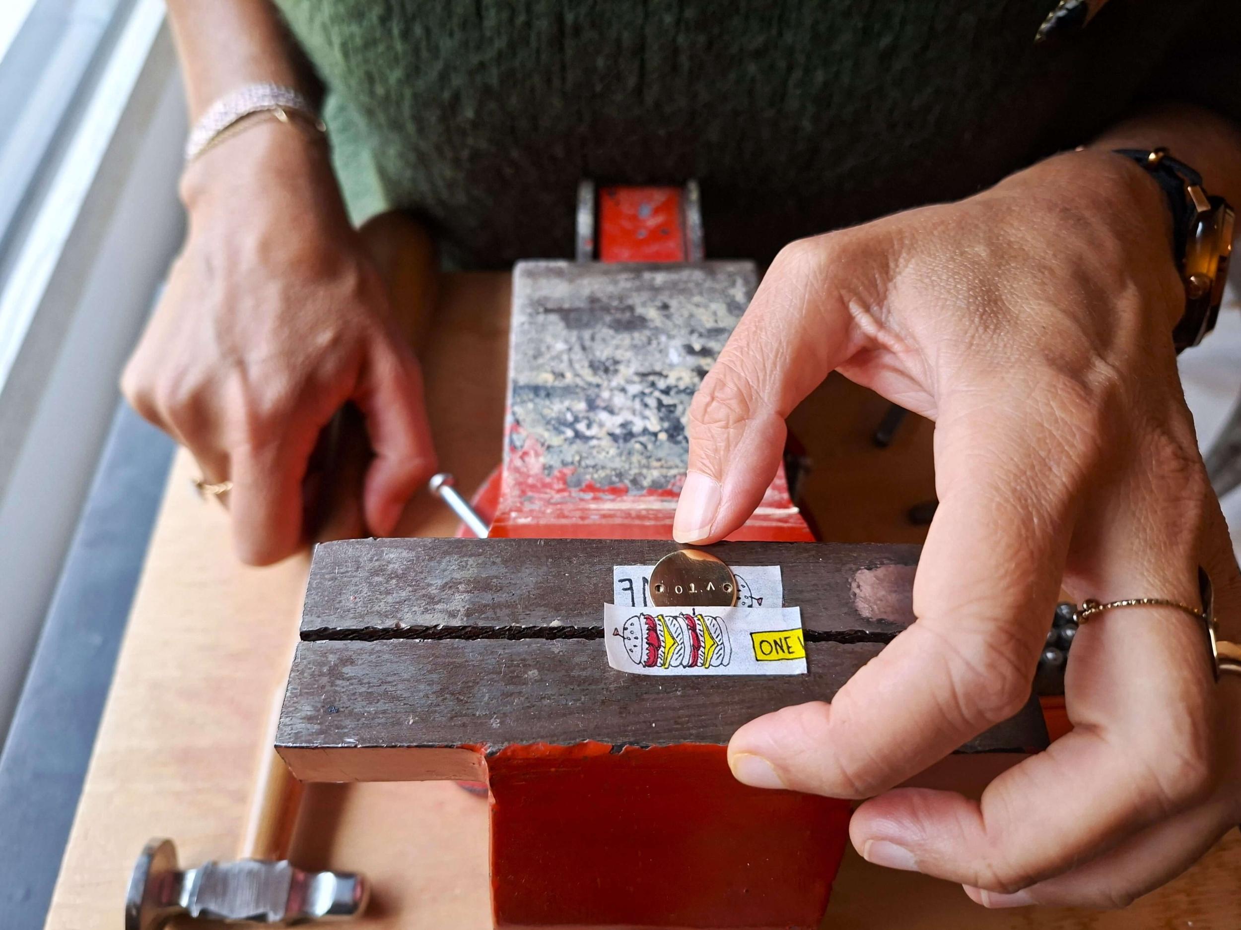 Réalisez votre bracelet personnalisé avec une médaille gravée avec Manon - Image n°6 - Wecandoo