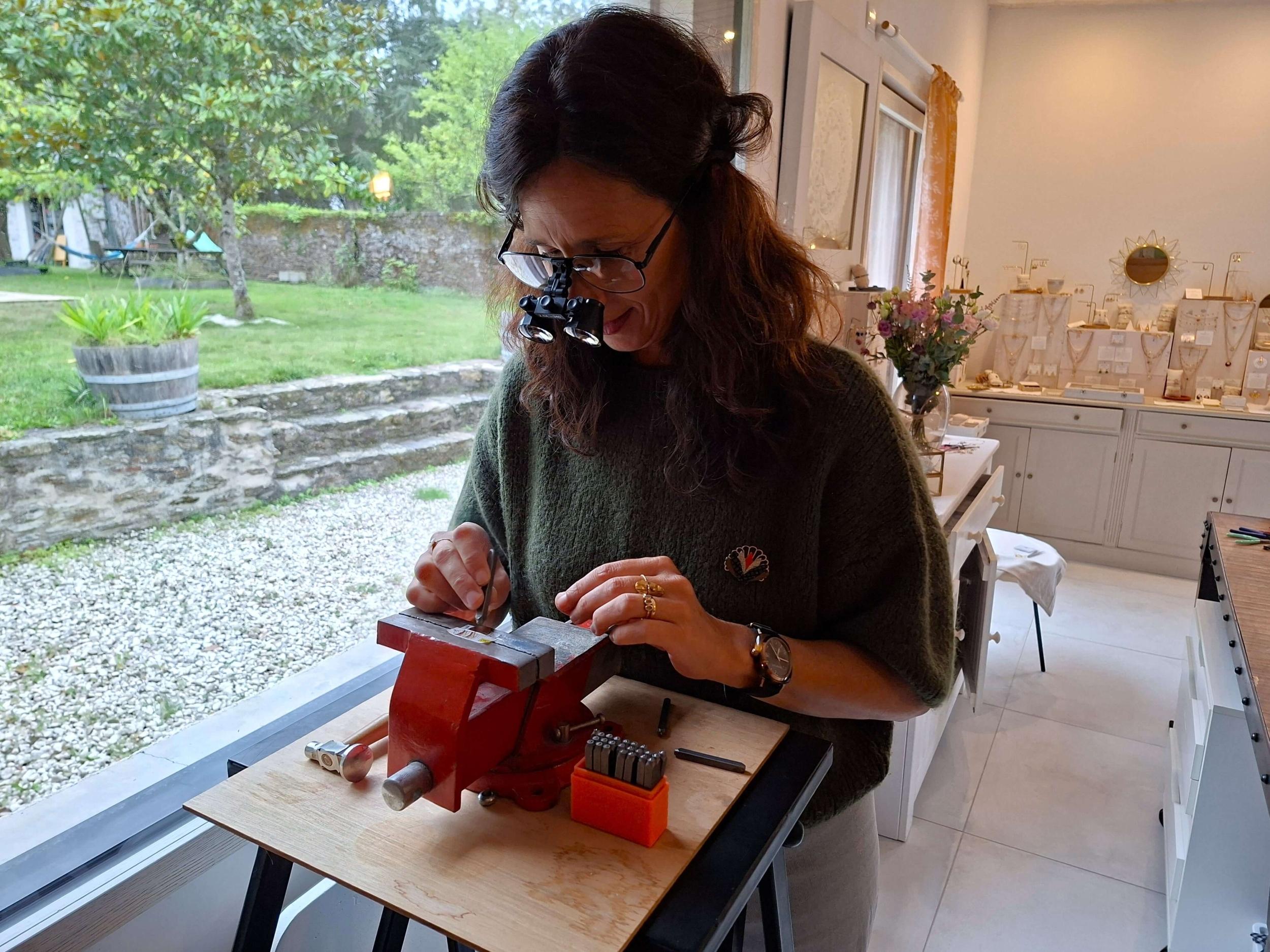 Réalisez votre bracelet personnalisé avec une médaille gravée avec Manon - Image n°4 - Wecandoo