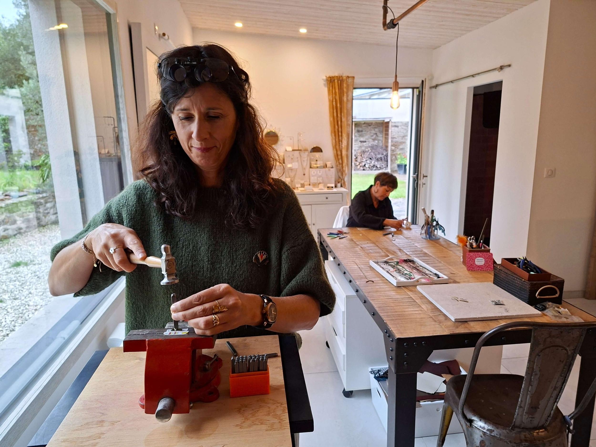 Réalisez votre bracelet personnalisé avec une médaille gravée avec Manon - Image n°8 - Wecandoo