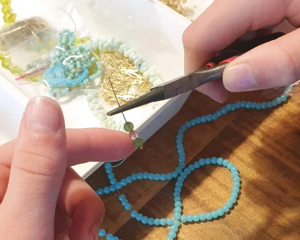 Fabriquez votre collier en pierres naturelles avec Manon - Image n°4 - Wecandoo