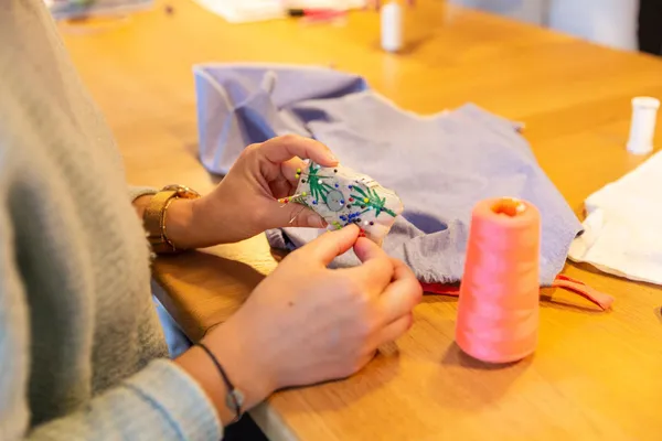 Initiez-vous à la couture autour d’un goûter avec Lou - Image n°4 - Wecandoo