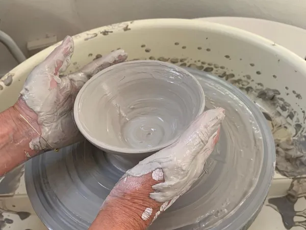 Découvrez le tournage et le modelage