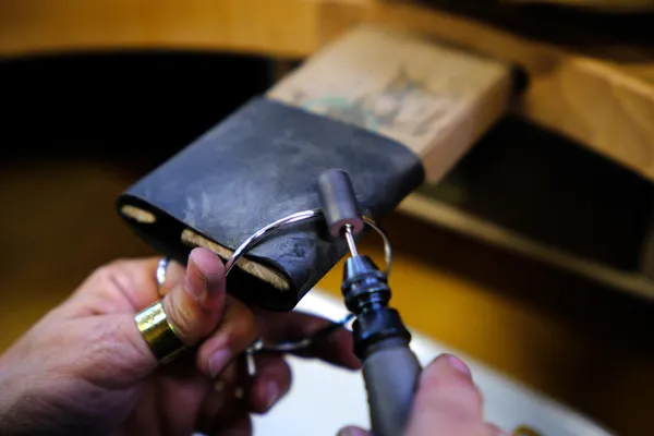 Fabriquez un bracelet en argent serti d'une pièce de monnaie avec Alya - Image n°2 - Wecandoo