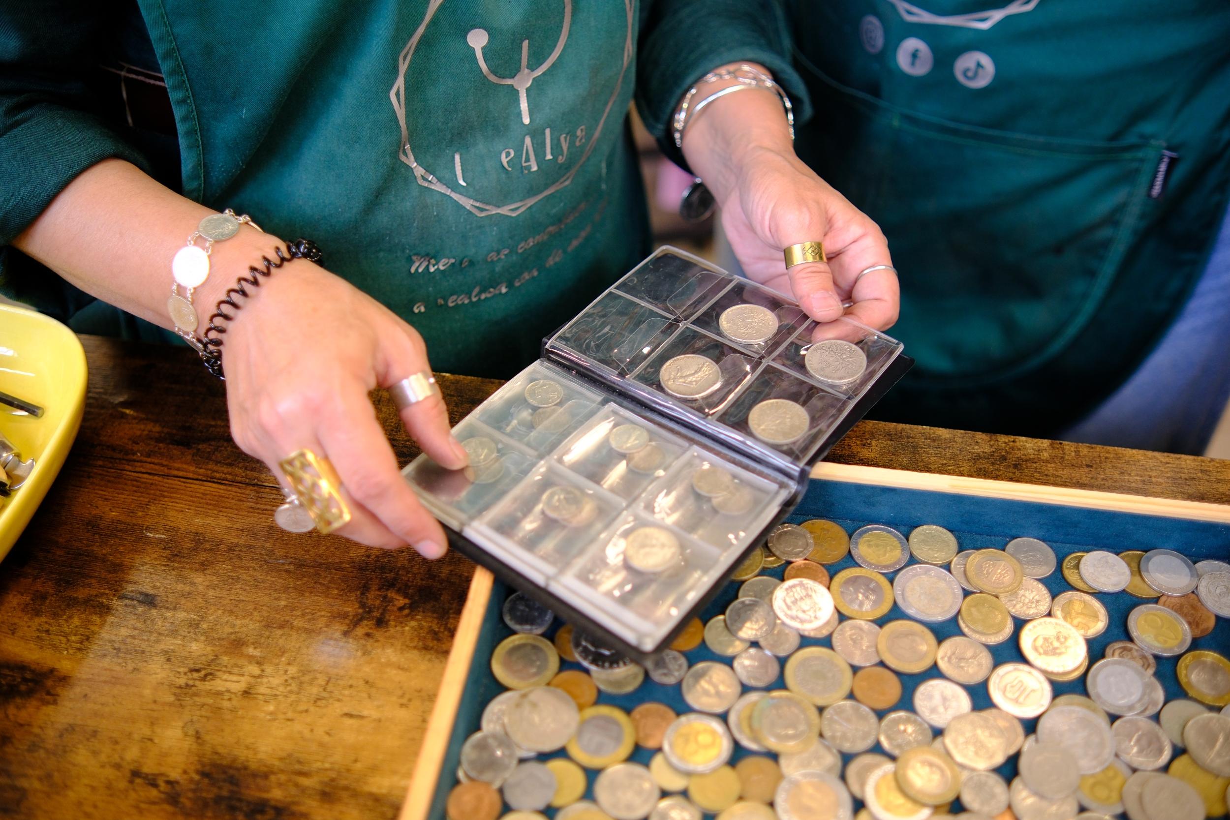 Fabriquez un bracelet en argent serti d'une pièce de monnaie avec Alya - Image n°7 - Wecandoo