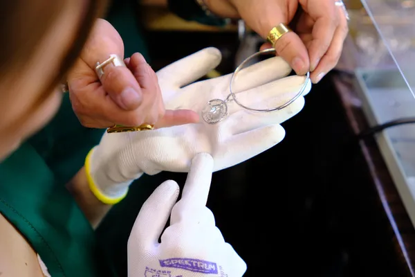 Fabriquez un bracelet en argent serti d'une pièce de monnaie avec Alya - Image n°5 - Wecandoo