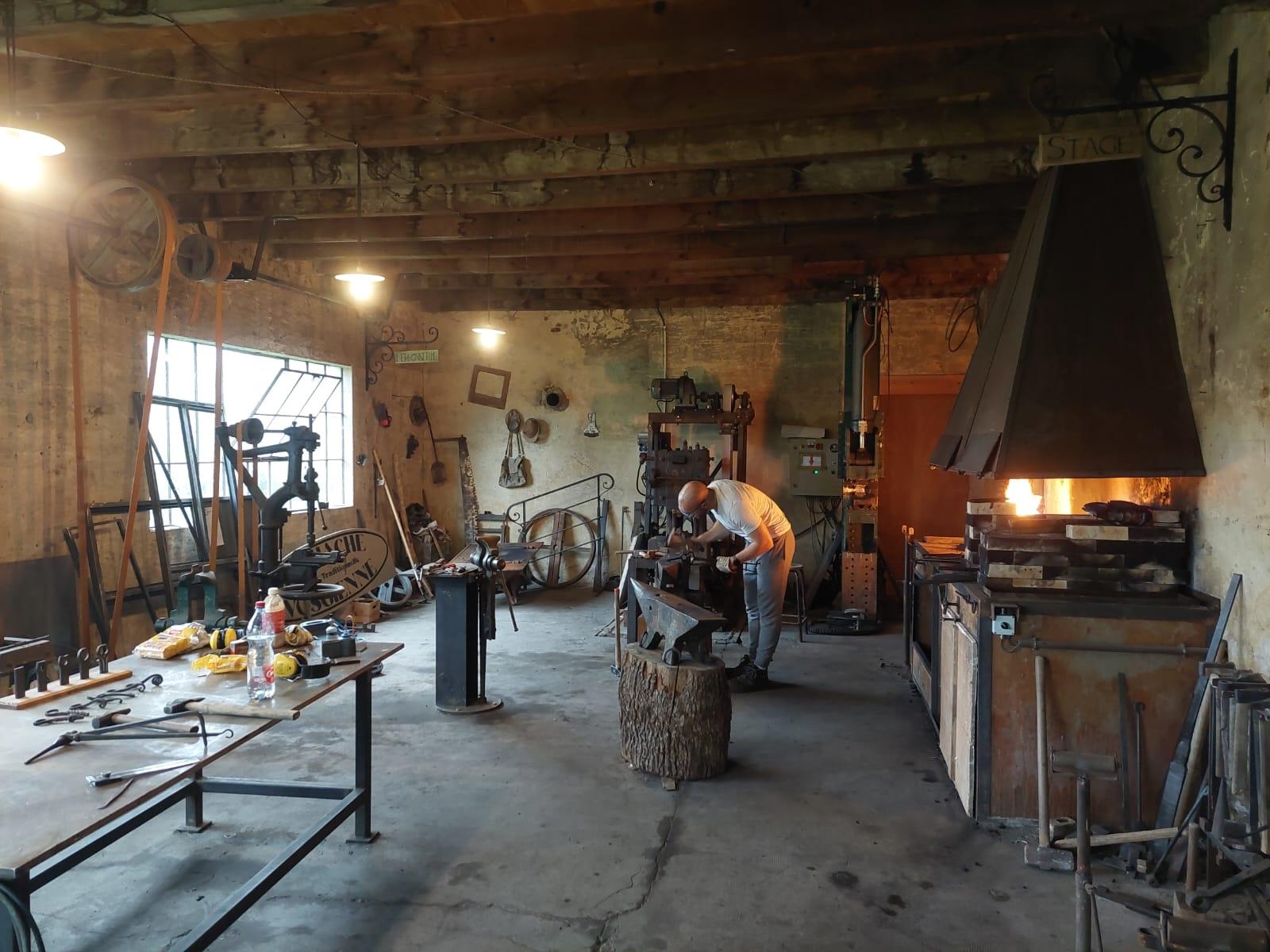 Forgez votre décapsuleur à la forge traditionnelle avec Baptiste - Image n°9 - Wecandoo