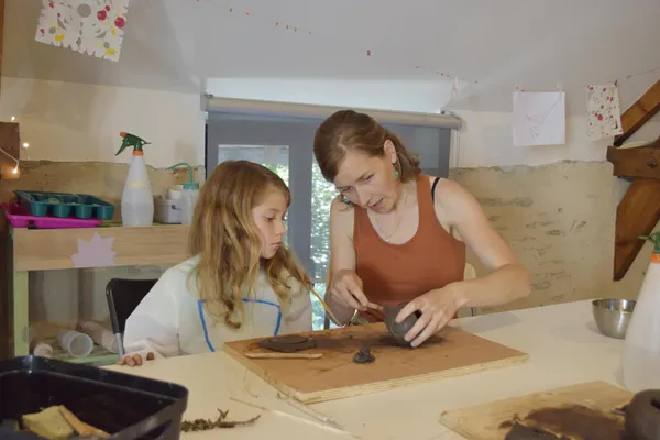 Modelez et décorez votre pièce en céramique en duo avec votre enfant accompagnés par Coline - Image n°4 - Wecandoo