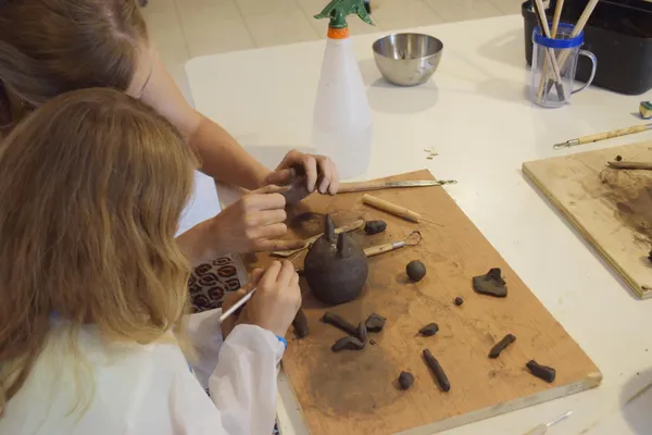 Modelez et décorez votre pièce en céramique en duo avec votre enfant accompagnés par Coline - Image n°5 - Wecandoo