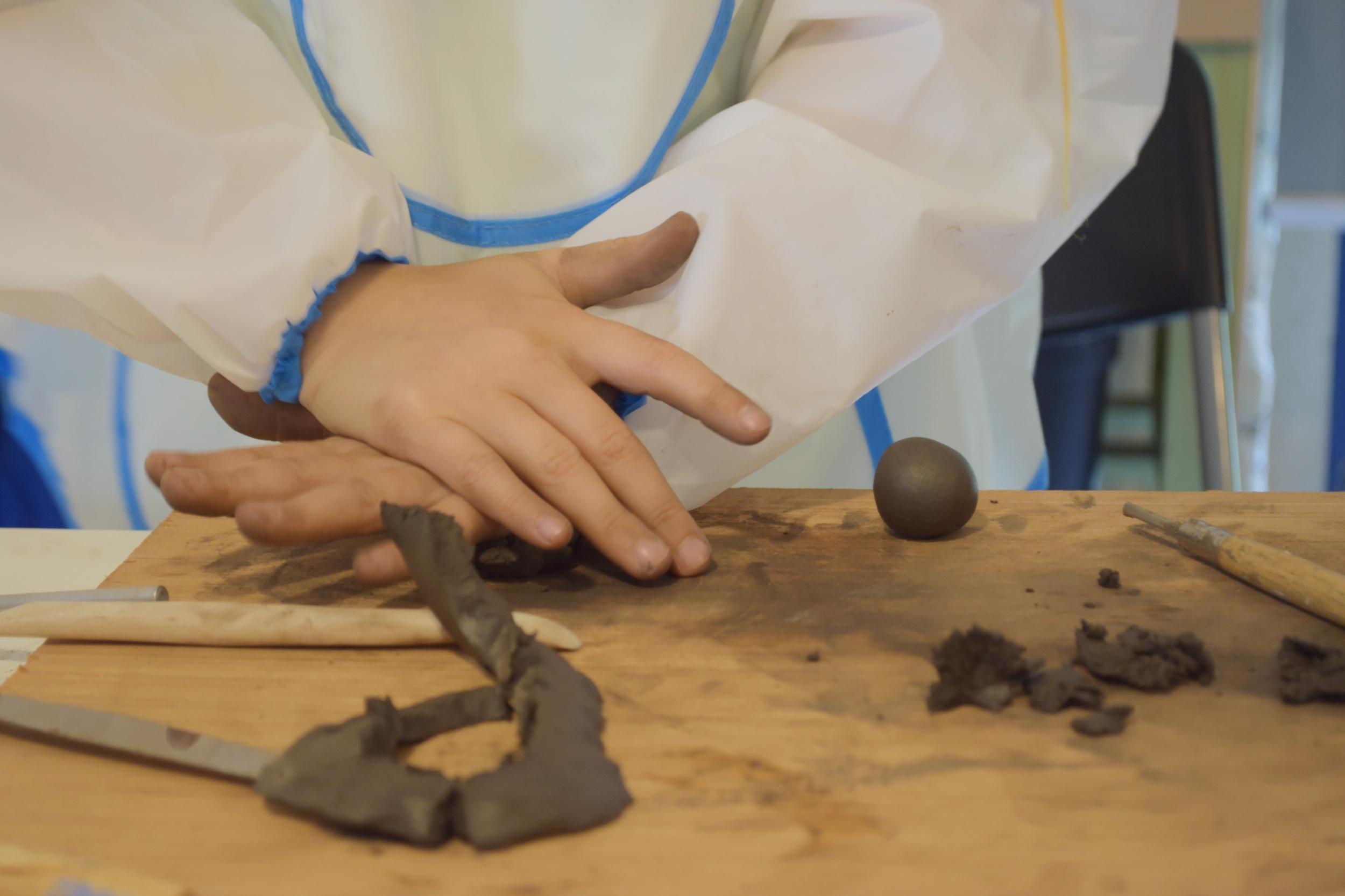 Modelez et décorez votre pièce en céramique en duo avec votre enfant accompagnés par Coline - Image n°2 - Wecandoo