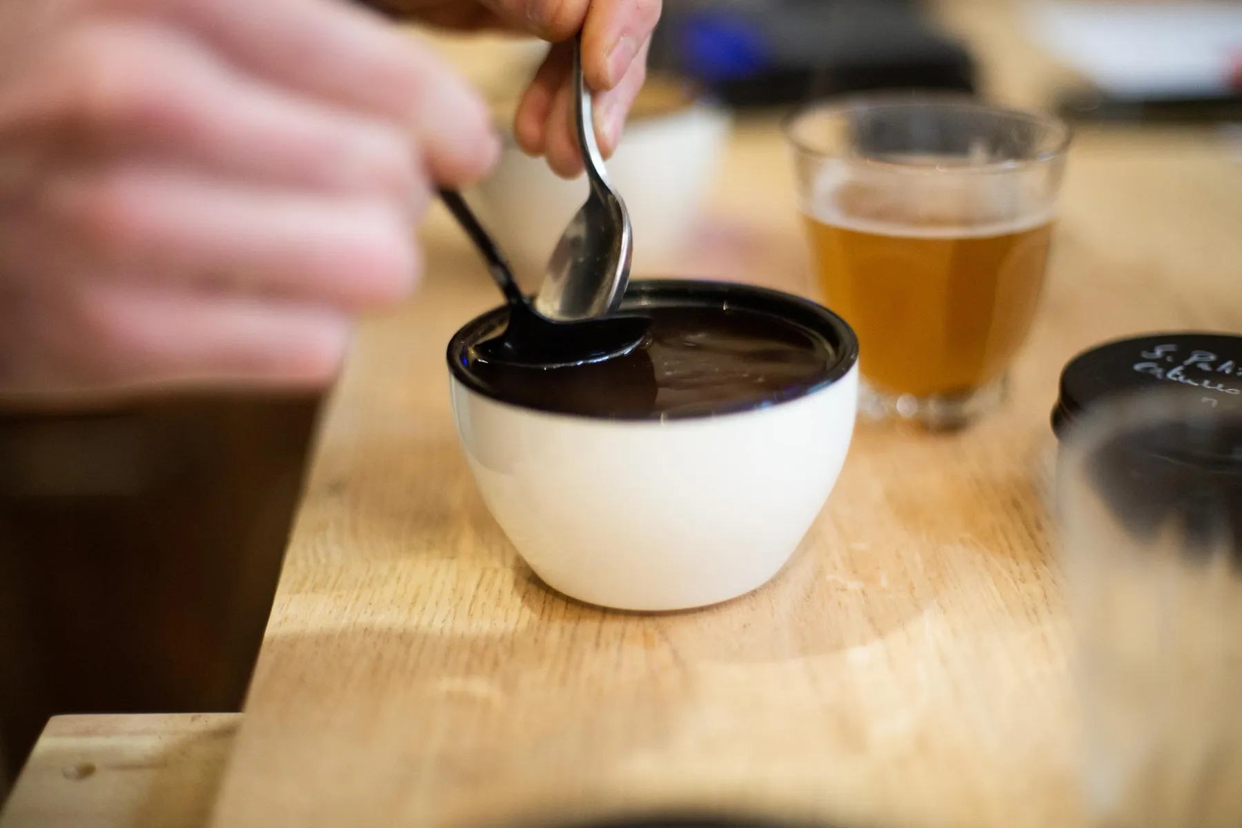 Initiez-vous à la torréfaction et à la dégustation de cafés de spécialité avec Nicolas et Lucas - Image n°4 - Wecandoo