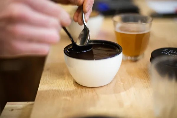 Initiez-vous à la torréfaction et à la dégustation de cafés de spécialité avec Nicolas et Lucas - Afbeelding nr. 4 - Wecandoo