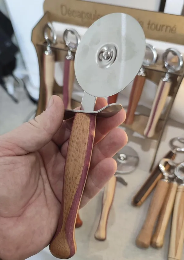 Fabriquez une roulette à pizza au tour à bois avec Thomas - Image n°3 - Wecandoo